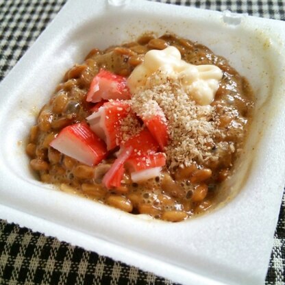 すりごまで。カニカマ納豆美味しい～!!カレーの風味もあって癖になりますね(*≧∀≦*)次回はカニカマの量をもっと増やしてみます♪ごちそうさまでした～(*´-`)